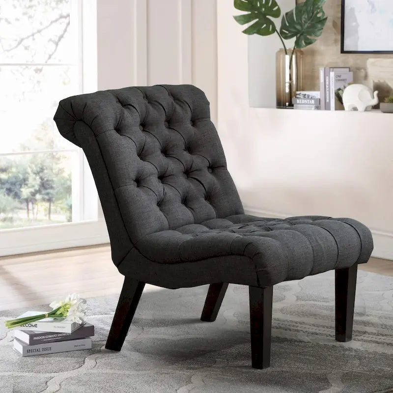Gestoffeerde loungefauteuil met knopen, houten poten en linnen bekleding