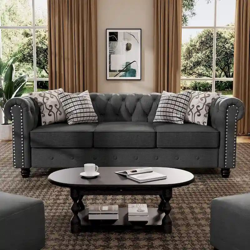 Chesterfield-Sofa aus Leinen mit Knopfheftung, Nagelkopfdetails und Beinen aus Massivholz für das Wohnzimmer
