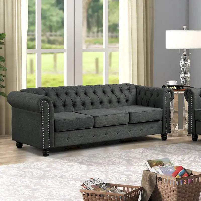 Chesterfield-Sofa aus Leinen mit Knopfheftung, Nagelkopfdetails und Beinen aus Massivholz für das Wohnzimmer