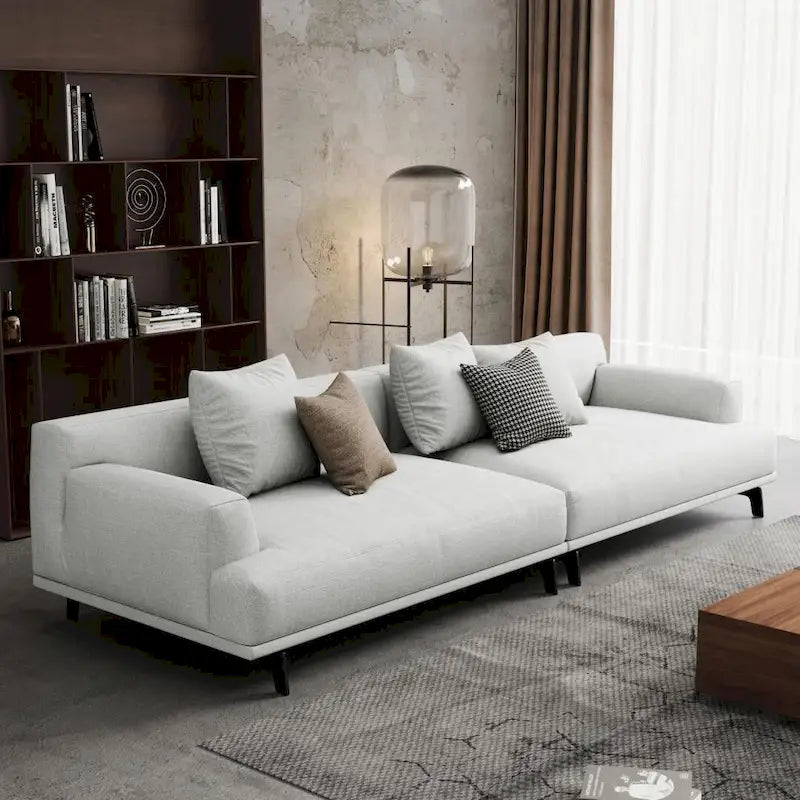 Gerades Stoffsofa mit eckigen Armlehnen in Beige