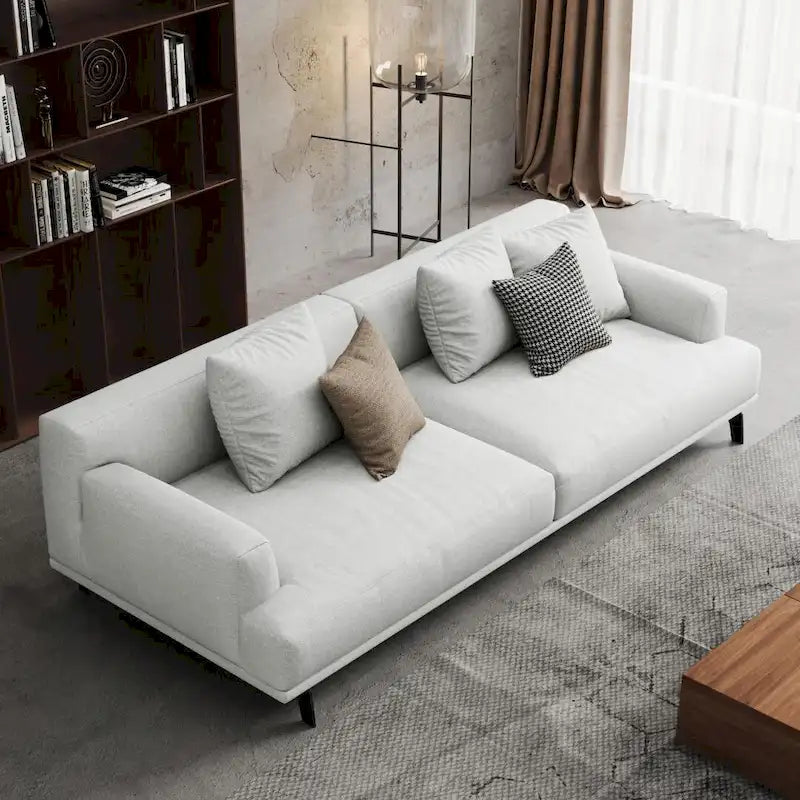 Divano dritto in tessuto beige con braccioli squadrati