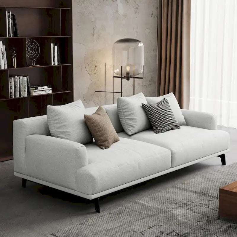 Divano dritto in tessuto beige con braccioli squadrati