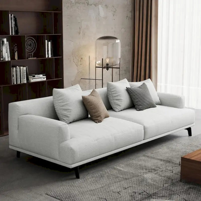 Divano dritto in tessuto beige con braccioli squadrati
